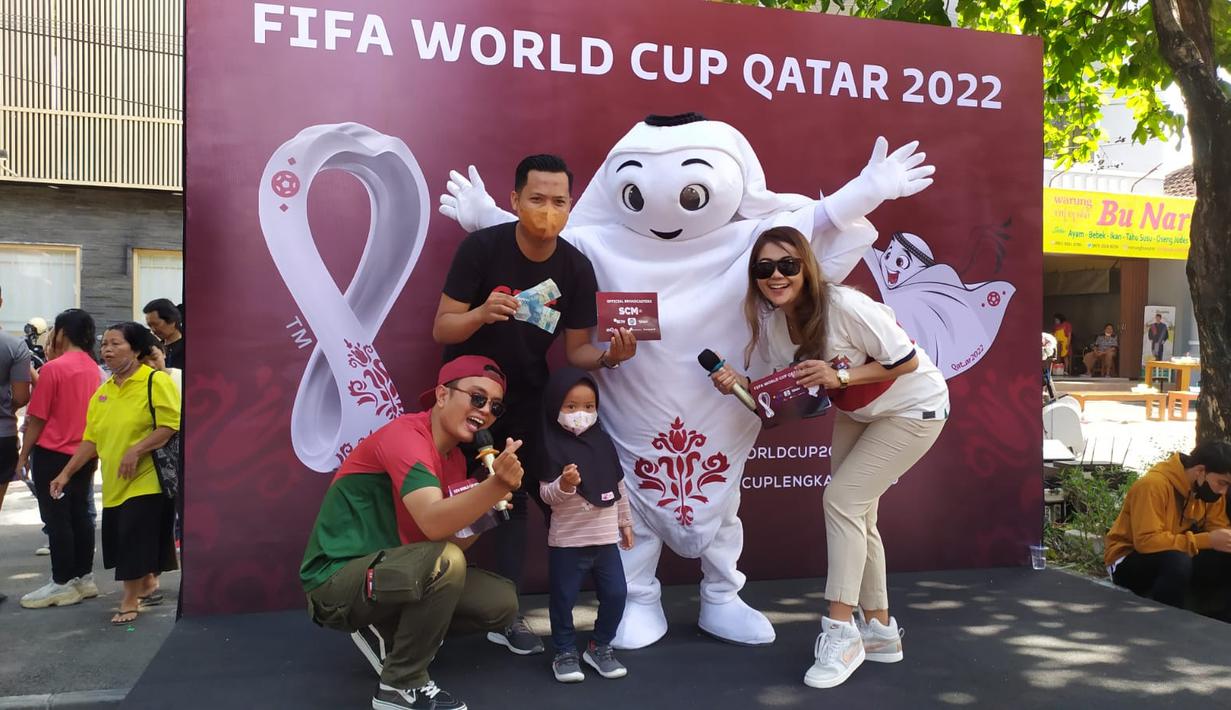 warga yang hadir saat Car Free Day (CFD) di Jalan Slamet Riadi, Solo tak menyia-nyiakan kesempatan foto bersama La'eeb, sang maskot Piala Dunia 2022. (Procomm Surya Citra Media)