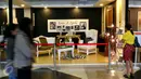 Pengunjung melintas didepan stan desain interior pada ajang Perfect Home Young Interior Desainer Award di JCC, Jakarta, Minggu (22/11).Kegiatan tersebut terdiri dari empat kategori perlombaan. (Liputan6.com/Fery Pradolo)