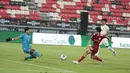 Pemain Persija Jakarta Victor Dethan melepaskan tembakan yang berbuah gol ke gawang Arema FC pada pertandingan perebutan tempat ketiga Piala Presiden 2026 di Stadion Kapten I Wayan Dipta, Gianyar, Bali, Kamis (6/8/2026). Gol pada menit ke-87 tersebut memastikan kemenangan Persija Jakarta 3-1 sekaligus membawa Macan Kemayoran finis di peringkat ketiga turnamen. (KLY/Budy Santoso)