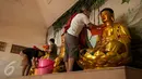Warga Tionghoa membersihkan patung dewa-dewi di Vihara Amurva Bhumi, Jakarta, Jumat (20/1). Kegiatan itu merupakan persiapan menjelang ibadah warga Tionghoa pada Tahun Baru Imlek 2568 yang akan jatuh pada 28 Januari 2017. (Liputan6.com/Gempur M Surya)