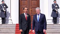 Presiden Joko Widodo (Jokowi) bertemu dengan Presiden Jerman Joachim Gauck di Kantor Presiden Republik Federal Jerman, Senin (18/4). Kedatangan Jokowi untuk membahas kerjasama perdagangan, investasi dan pendidikan vokasional. (Biro Pers Setpres)