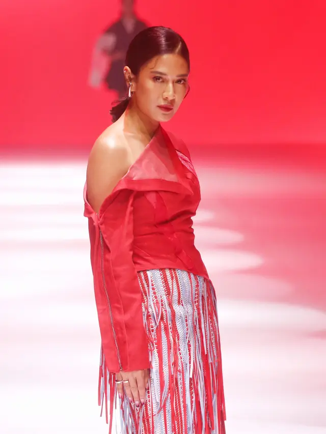 6 Pesona Perempuan 30 Tahun Ke-atas Dian Sastrowardoyo hingga Adinia Wirasti Jadi Model Miracle Runway di JFW 2025