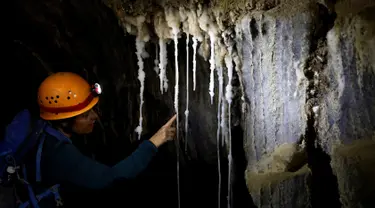 Seorang wanita melihat stalaktit garam dalam Gua Malham di Gunung Sodom, Israel, Rabu (27/3). Para peneliti Israel menyatakan Gua Malham merupakan gua garam terpanjang di dunia dengan panjang hampir 10 Km. (REUTERS/Nir Elias)