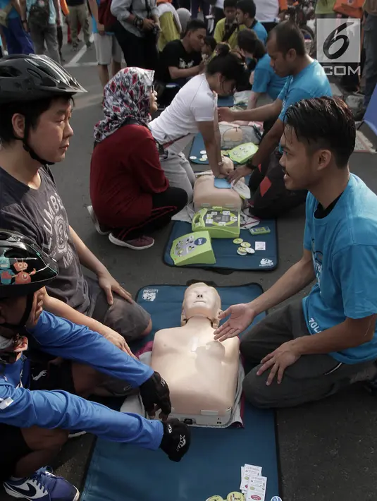 Sejumlah warga mengikuti sosialisasi siaga bencana di kawasan Bundaran HI, Jakarta, Minggu (15/4). Kegiatan ini digelar untuk memberikan wawasan kepada warga dalam menangani korban yang mengalami pernapasan terhenti. (Merdeka.com/Iqbal S Nugroho)