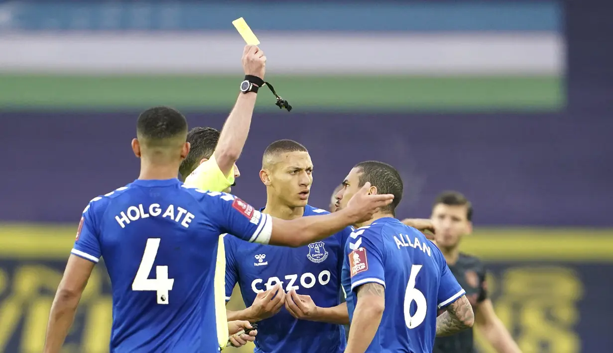 Gelandang Everton, Allan (kanan) menerima kartu kuning dari wasit Michael Oliver saat menghadapi Manchester City dalam laga perempatfinal Piala FA 2020/2021 di Goodison Park, Liverpool, Sabtu (20/3/2021). Everton kalah 0-2 dari Manchester City. (AP/Jon Super/Pool)