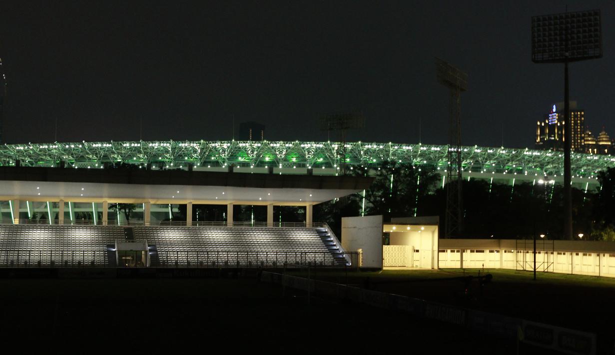 Sebelumnya lampu-lampu di Stadion Madya menyala sejak menjelang malam.  (Foto: Bola.com/M. Iqbal Ichsan)