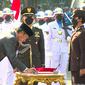 Presiden Jokowi memberikan penghargaan kepada 4 perwira terbaik dalam upacara pelantikan yang digelar di Istana Kepresidenan, Jakarta.