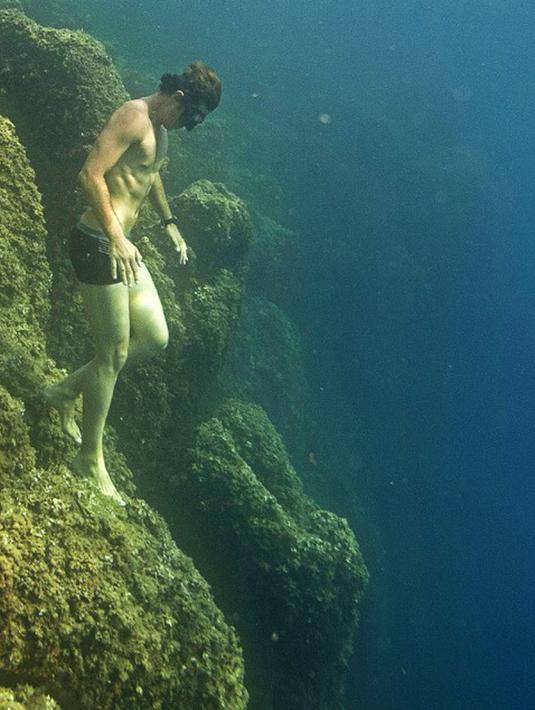 Penyelam Perancis Guillaume Nery terlihat berdiri di atas karang  selama sesi latihan di laut Mediterania, Nice, Perancis,  (18/7/ 2015).  Pada 2014 ia pernah membintangi sebuah film yang berjudul Attention - A Life in Extremes". (AFP PHOTO/Boris Horvat)