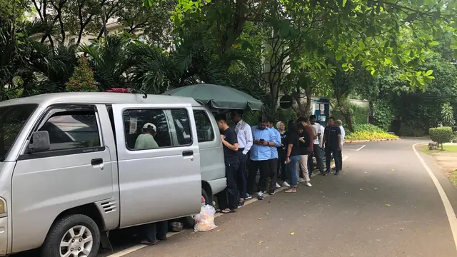 Suasana penjualan di Warung Nasi Mobil