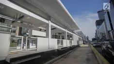 Sejumlah kendaraan melintasi Halte Bus Transjakarta Bundaran Hotel Indonesia (HI), Jakarta, Senin (25/3). Halte Bundaran HI menjadi halte Transjakarta pertama yang terintegrasi fisik secara langsung dengan stasiun Moda Raya Terpadu (MRT). (Liputan6.com/Faizal Fanani)