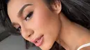 Sang MUA memulas warna natural pada blush dan eyeshadow dengan bulu mata lentik yang bikin tampilannya effortless [@azizahsalsha_]