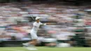 Petenis Inggris Raya, Andy Murray saat mengembaikan bola ke arah lawannya dari Kazakhstan, Alexander Bublik pada babak pertama Wimbledon 2017 di The All England Lawn Tennis Club, Wimbledon, London, (3/7/2017). AFP/Adrian Dennis)