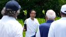 Presiden Indonesia Joko Widodo atau Jokowi menunjukkan bibit pohon kepada para pemimpin dan tamu lainnya sebelum acara penanaman mangrove di sela-sela pertemuan KTT G20 di Taman Hutan Raya Ngurah Rai, Denpasar, Bali, Indonesia, Rabu (16/11/2022). Para pemimpin dunia menanam mangrove bersama untuk menekankan peran penting menangani krisis iklim. (AP Photo/Alex Brandon, Pool)
