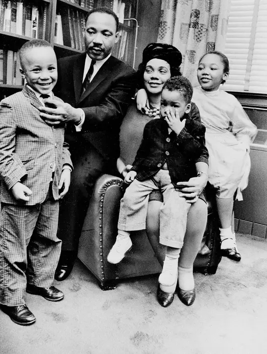 Martin Luther King dan sang istri, Coretta Scott King, foto bersama tiga anak mereka di di Atlanta, Georgia, 17 Maret 1963. Pengadilan Memphis menjatuhi hukuman 99 tahun penjara kepada pembunuh King, James Earl Ray.  (Photo/File)