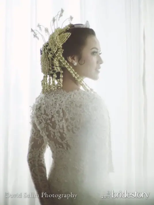  Penyanyi Raisa berpose sebelum melangsungkan akad nikah dengan Hamish Daud. Usai melangsungkan akad dan resepsi di Jakarta, sejoli ini rencananya akan menggelar private party di Bali. (Instagram/thebridestory)