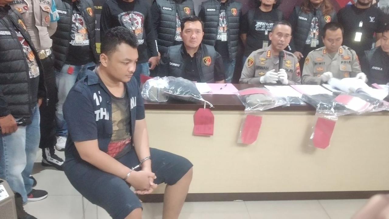 "Saya tulang punggung keluarga, setelah bapak dipenjara tersangkut kasus pidana ganjal ATM di Yogya. Ibu juga bingung minta saya untuk biayai kuliah adik yang di Bandung," kata Baaghastian.