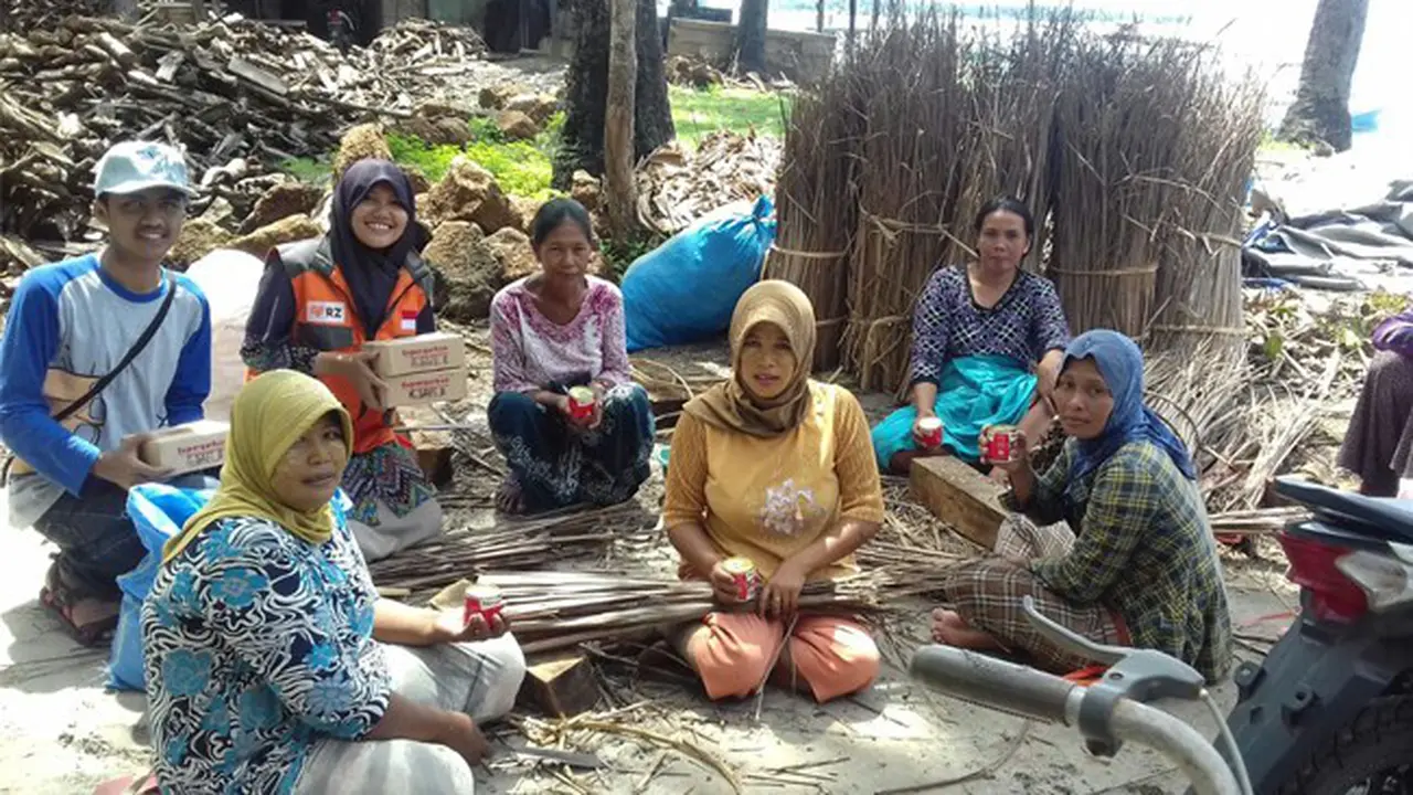 Ceria, Warga Pulau Masalembu dan Masakambing Terima 500 Kornet