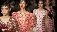 Aksi Model Senior di Panggung Runway London Fashion Week