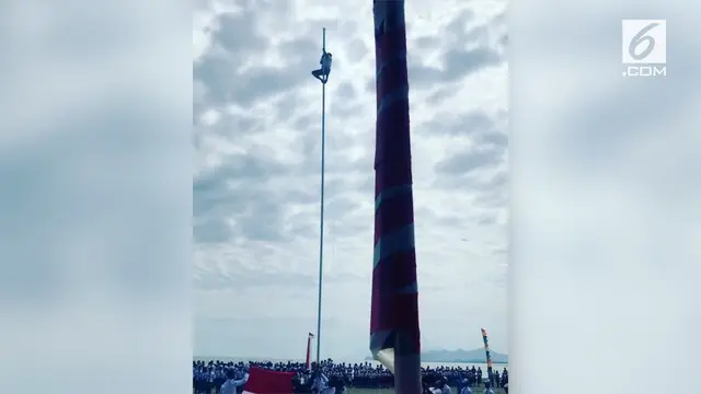 Rekaman seorang siswa SMP memanjat tiang bendera saat upacara HUT RI ke-73 di NTT. Aksi itu bertujuan untuk melepaskan tali bendera yang putus di ujung tiang.