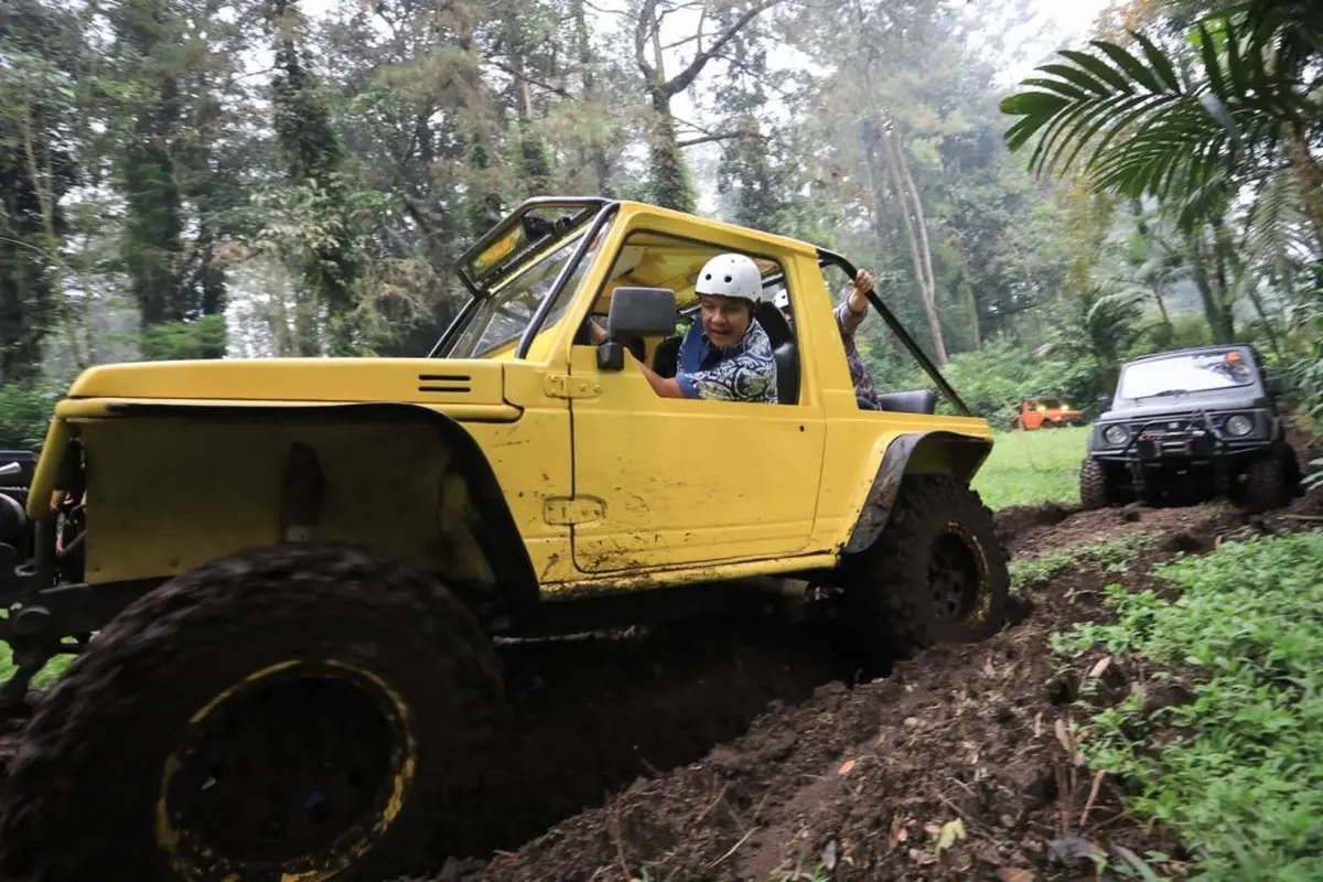 Gubernur Jawa Tengah, Ganjar Pranowo menjajal tracck offroad di Baturraden, Banyumas, Jawa Tengah. (Foto: Liputan6.com/Humas Pemkab Banyumas)