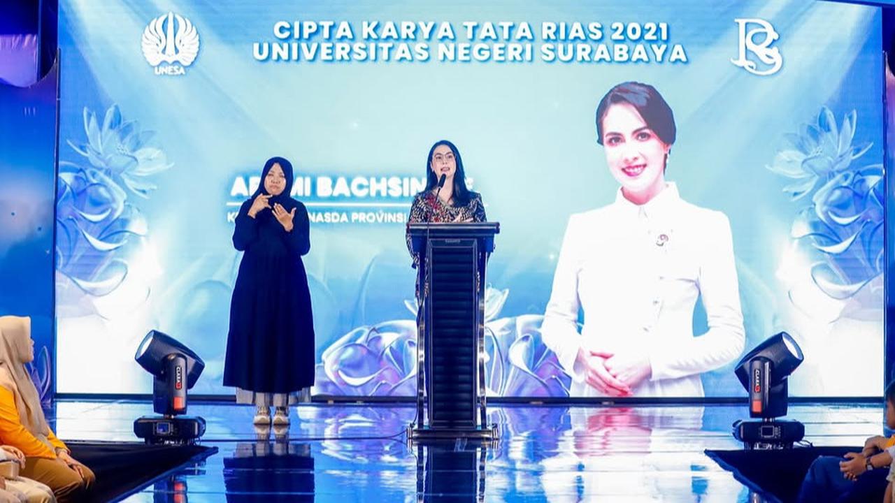 Model Batik Arumi Bachsin saat Hadiri Acara Cipta Karya di Surabaya, Tampil Cantik & Elegan