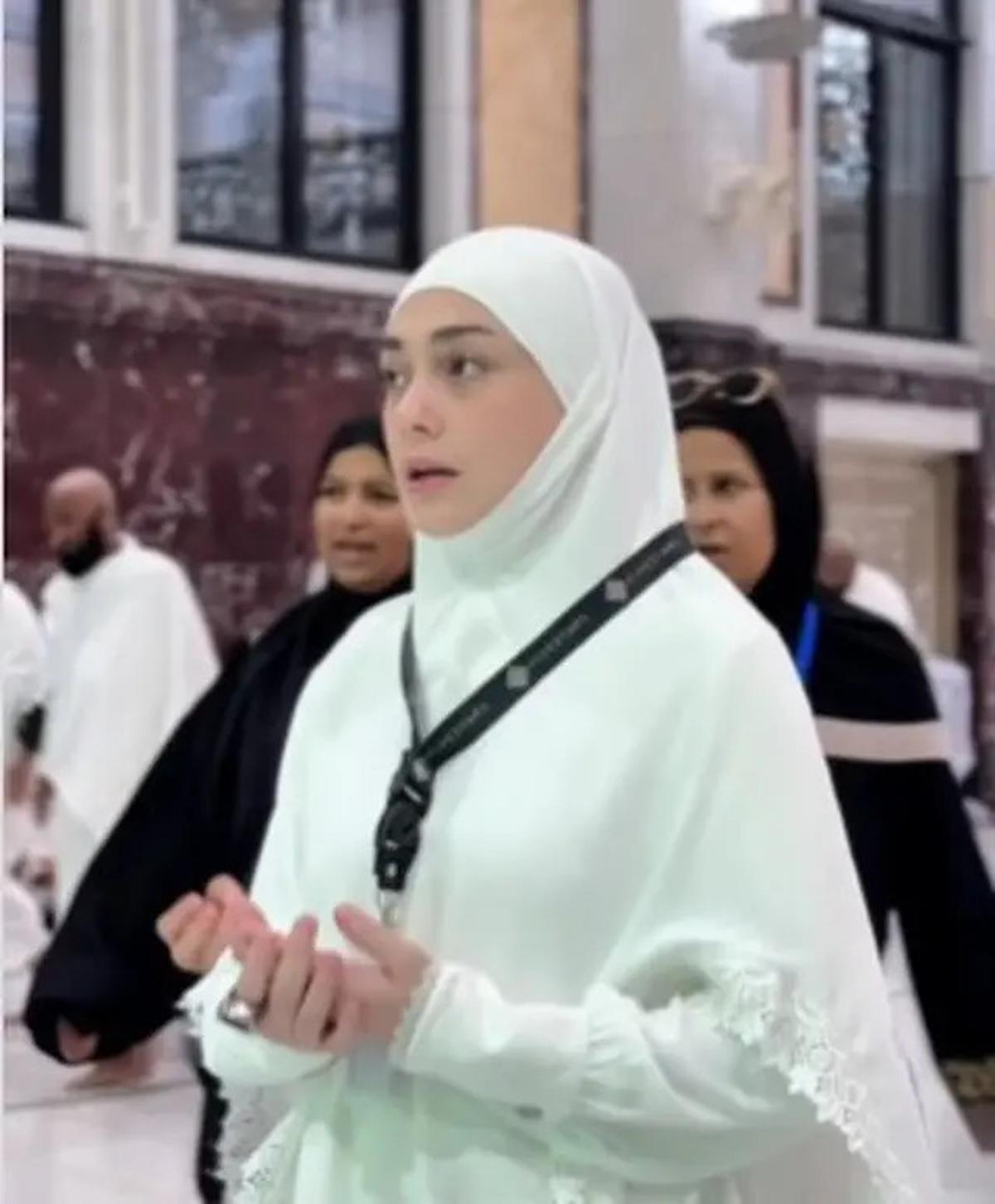 Potret Celine Evangelista Umrah, Suasana Penuh Haru di Tanah Suci