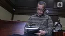 Mantan Dirut PT Garuda Indonesia Emirsyah Satar bersiap menjalani sidang di Pengadilan Tipikor, Jakarta, Senin (30/12/2019). Emirsyah Satar menjalani sidang perdana dengan agenda pembacaan dakwaan. (Liputan6.com/Herman Zakharia)
