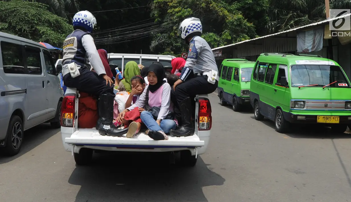 Mobil Dinas Perhubungan Kota Bogor dikerahkan saat aksi mogok sopir Angkutan Kota (angkot) 08 dan 09 di kawasan Tugu Kujang, Selasa (13/11). Aksi mogok memprotes pengoperasian angkot modern itu membuat ratusan penumpang terlantar (Merdeka.com/Arie Basuki)