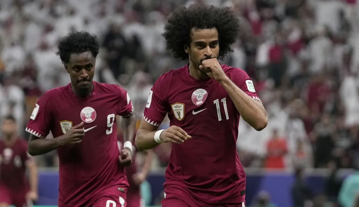 Sayap kiri Timnas Qatar berusia 27 tahun, Akram Afif yang kini tengah menjalani musim keempat bersama klub Qatar, Al Sadd SC sementara juga telah mencetak 3 gol hingga fase grup Piala Asia 2023 usai. Ketiga golnya dicetak di Grup A dengan rincian dua gol saat Qatar menang 3-0 atas Libanon pada laga pertama (12/1/2024) dan satu gol dicetak saat Qatar menang 1-0 atas Tajikistan pada laga kedua (17/1/2024). (AP Photo/Thanassis Stavrakis)