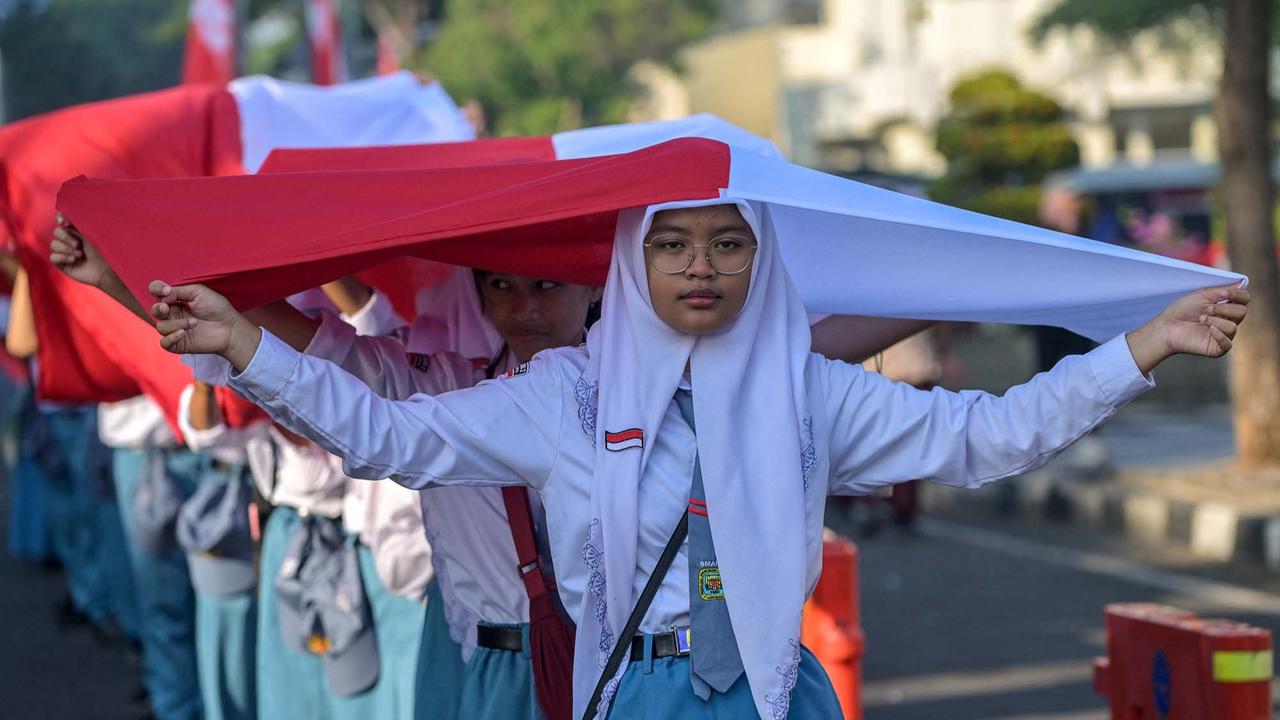 FOTO: Aksi Pelajar Surabaya Bentangkan Merah Putih Hampir 15 Kilometer
