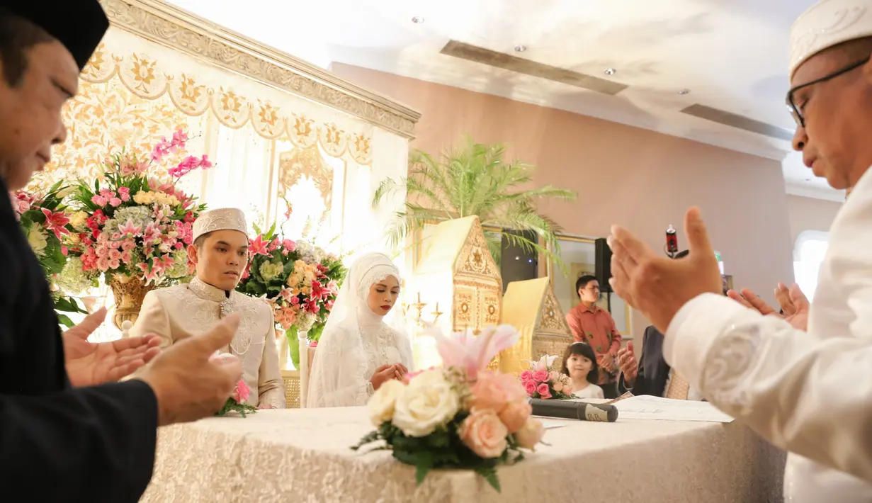 "Iya, pertama kalinya. Ini saja masih deg-degan. Kita memang berusaha menjaga saat sebelum menikah, agar tetap dalam kaidahnya," ungkap Ben Kasyafani, di Ballroom The Ritz Carlton, jakarta Selatan, Sabtu (30/7/2016). (Adrian Putra/Bintang.com)