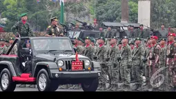 Panglima TNI Jenderal Moeldoko melakukan inpeksi pada prajurit yang hadir di upacara serah terima jabatan di Mabes TNI AD, Jakarta Pusat, jumat (25/7) (Liputan6.com/Faizal Fanani)