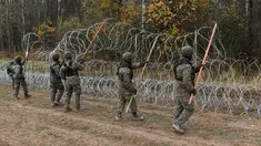 Tentara Polandia mulai memasang penghalang kawat berduri di sepanjang perbatasan Polandia dengan eksklave Rusia, Kaliningrad di Wisztyniec, Polandia, Rabu (2/11/2022). Pemerintah Polandia memerintahkan pembangunan penghalang setelah otoritas penerbangan Rusia memutuskan untuk meluncurkan penerbangan dari Timur Tengah dan Afrika Utara ke Kaliningrad. (AP Photo/Michal Kosc)