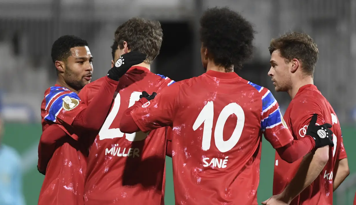 Gelandang Bayern Munich, Serge Gnabry (kiri) merayakan gol pertama timnya ke gawang tim Divisi 2 Holstein Kiel, dalam laga babak kedua Piala DFB Pokal 2020/21 di Kiel, Rabu (13/1/2021). Bayern Munich kalah dari Holstein Kiel lewat adu penalti 5-6 (2-2). (AFP/Fabian Bimmer/Pool)