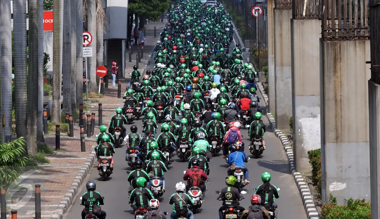 Ratusan pengemudi Ojek Online melakukan aksi solidaritas terhadap temannya yang meninggal karena Sakit, Jakarta, Sabtu (11/6).Mereka kovoi mengantarkan jenazah ke Tempat pemakaman terakhir di TPU Menteng Pulo. (Liputan6.com/Johan Tallo)   