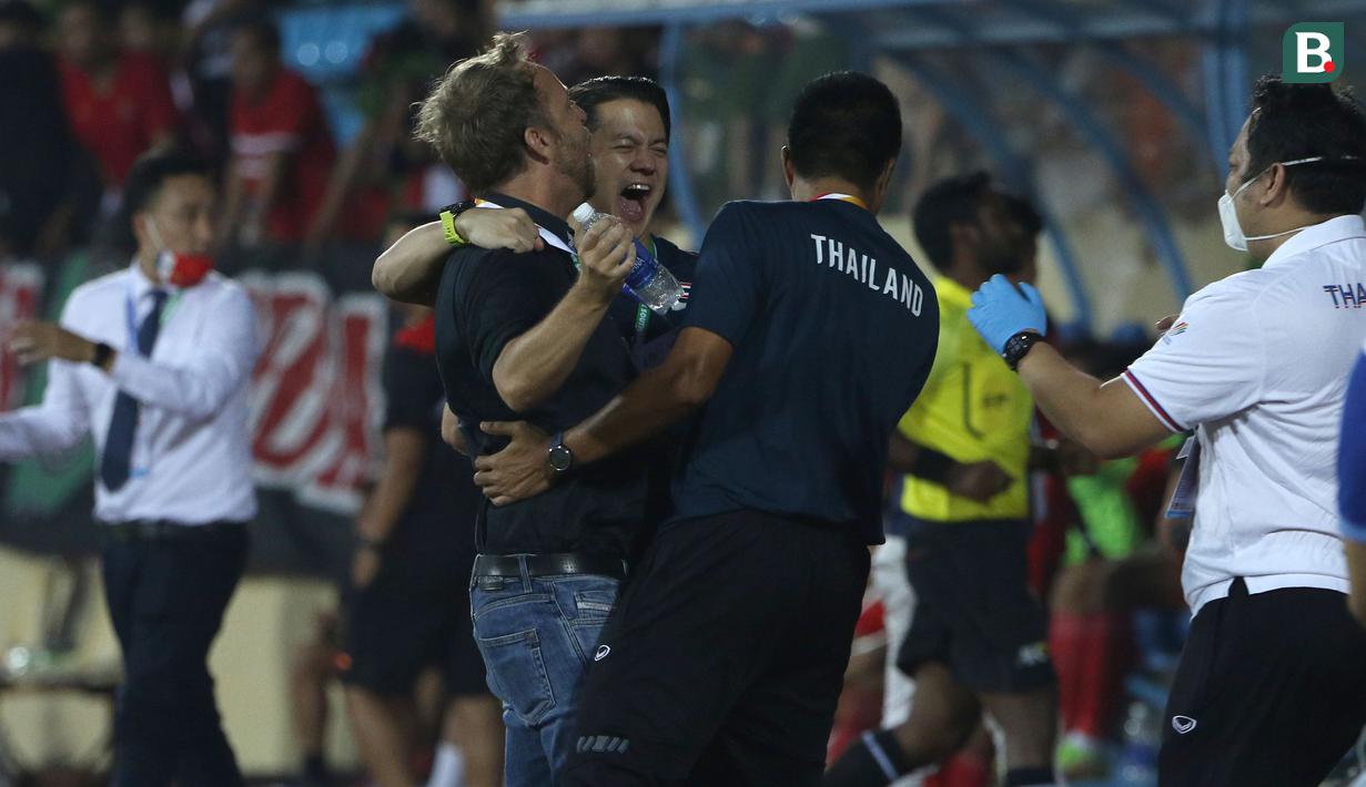 <p>Sementara itu, pelatih Thailand, Alexandr&eacute; P&ouml;lking juga ikut terseret dalam kegaduhan tersebut dan diganjar wasit dengan kartu kuning. (Bola.com/Ikhwan Yanuar)</p>