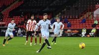 Gelandang Chelsea, Jorginho melakukan eksekusi penalti yang berbuah gol kedua ke gawang Sheffield United dalam laga lanjutan Liga Inggris 2020/21 pekan ke-23 di Bramall Lane, Minggu (7/2/2021). Chelsea menang 2-1 atas Sheffield United. (AFP/Oli Scarff/Pool)