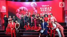 Sejumlah artis pemeran dalam 7 series bertabur bintang yang siap tayang di Vidio berfoto bersama usai konferensi pers Vidio Original Series 2024 bertemakan Rumah Cerita bertabur bintang di Jakarta, Kamis (29/2/2024). (Liputan6.com/Angga Yuniar)