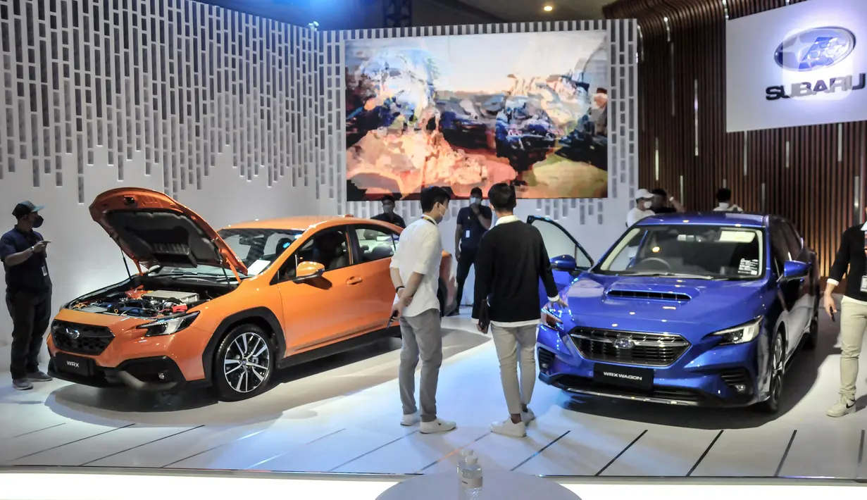 Booth Subaru memamerkan mobil pada pembukaan pameran Indonesia International Motor Show (IIMS) 2023 di Jiexpo Kemayoran, Jakarta, Kamis (16/2/2023). IIMS 2023 yang berlangsung pada 16-26 Februari menghadirkan 165 brand otomotif mencakup merek kendaraan roda empat, roda dua, dan kendaraan listrik. (merdeka.com/Iqbal S. Nugroho)