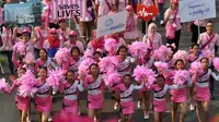 Beberapa siswi dengan berkostum chearleader juga ikut ambil bagian dalam kampanye kanker payudara (Liputan6.com/Miftahul Hayat) 