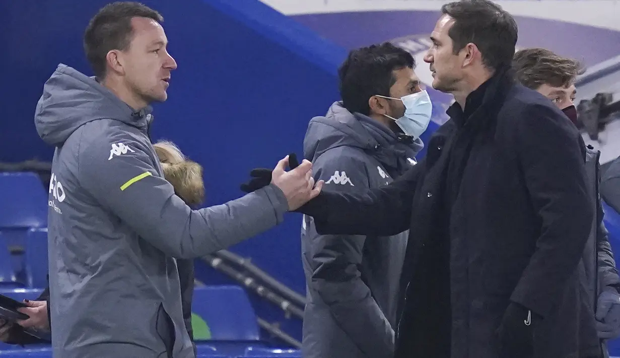 Asisten pelatih Aston Villa John Terry berjabat tangan dengan pelatih Chelsea Frank Lampard usai pertandingan lanjutan Liga Inggris di Stamford Bridge, London, Selasa (29/12/2020). (John Walton/Pool via AP)