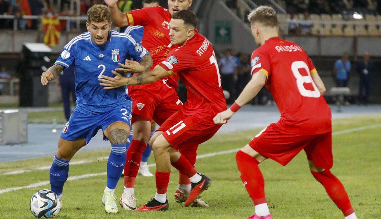 Pemain Italia, Giovanni Di Lorenzo, berusaha melewati pemain Makedonia Utara pada laga Grup C Kualifikasi Euro 2024 di Tose Proeski Arena, Makedonia Utara, Minggu (10/9/2023). Kedua tim bermain imbang 1-1. (AP Photo/Boris Grdanoski)
