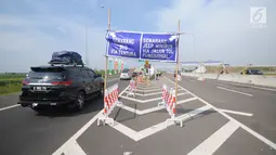 Kendaraan mengantre memasuki jalur fungsional tol Brebes-Batang, Jawa tengah, Rabu (21/6). Penutupan disebabkan menumpuknya kendaraan menuju jalur fungsional tol Brebes-Batang sehingga dialihkan lewat tol Brebes Timur. (Liputan6.com/Gempur M Surya)