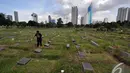 Pemerintah Provinsi DKI Jakarta menghapus penggunaan jasa tenaga keamanan di kawasan Taman Pemakaman Umum (TPU) di ibu kota, Jakarta, Minggu (11/1/2015). (Liputan6.com/Miftahul Hayat) 