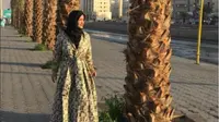 Julia Perez memakai busana muslim glamor yang meneduhkan saat umrah Januari 2017 (Foto: instagram Julia Perez)