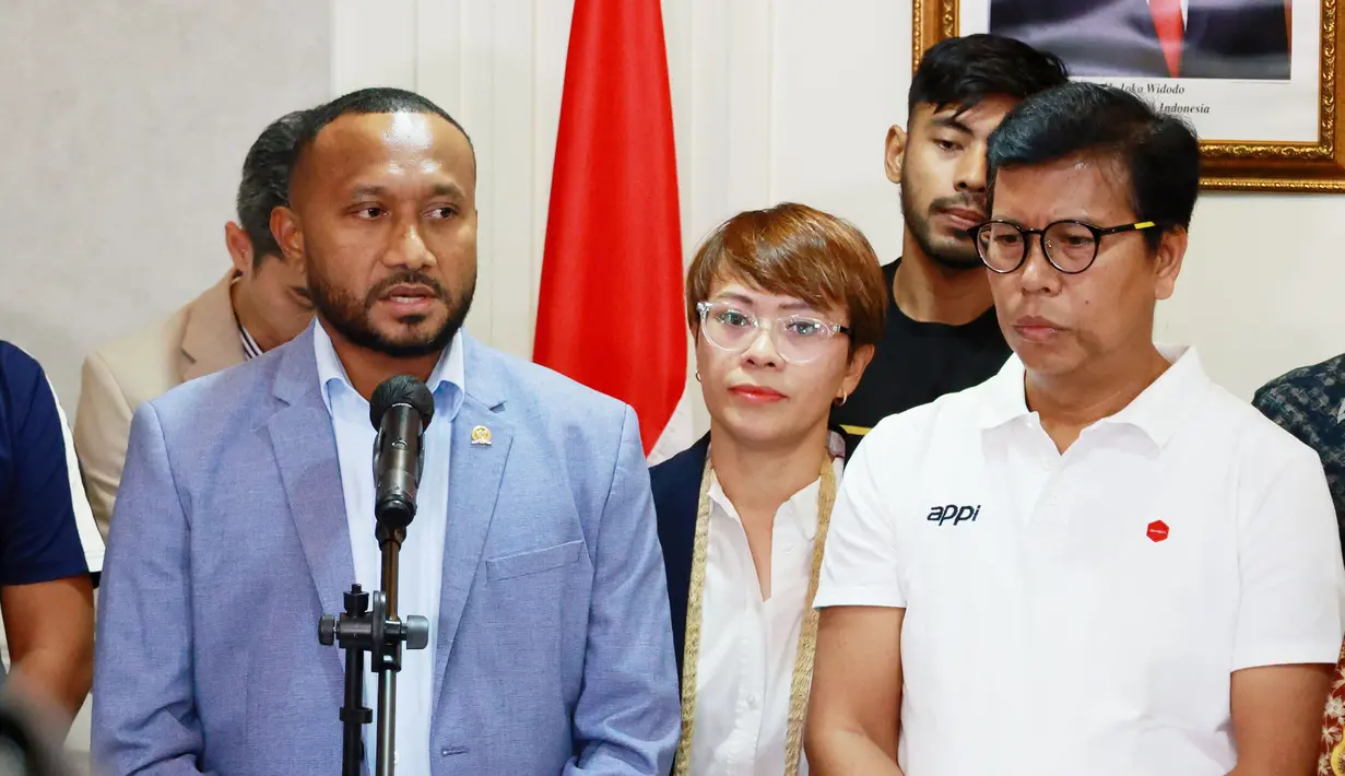 Manajer Persipura Jayapura, Yan Permenas Mandenas (kiri) memberi keterangan setelah audiensi perwakilan klub Liga 2 denagn Menpora RI di Kantor Kemenpora, Jakarta, Senin (16/1/2023). Menpora RI, Zainudin Amali berjanji untuk berbicara dengan PSSI dan mengupayakan kompetisi Liga 2 2022/2023 untuk bisa dilanjutkan. (Bola.com/M Iqbal Ichsan)