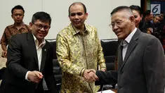 Pakar Hukum Pidana Romli Atmasasmita bersalaman dengan Wakil ketua Pansus Hak Angket KPK Dossy Iskandar saat memenuhi undangan Panitia Khusus (Pansus) Hak Angket KPK DPR RI di Senayan, Jakarta (11/7). (Liputan6.com/Johan Tallo)