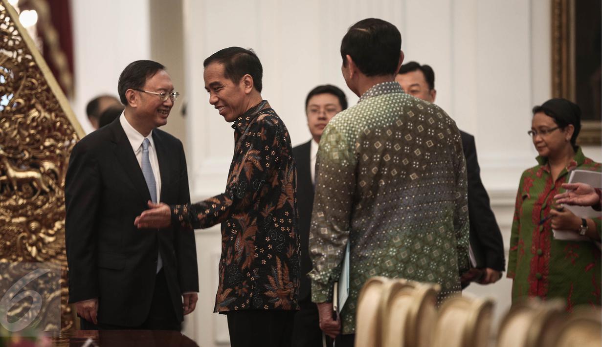 Presiden Joko Widodo atau Jokowi menerima kunjungan anggota Dewan Negara China Yang Jiechi (kiri) di Istana Merdeka, Jakarta, Senin (9/5). Persoalan energi dan kereta cepat menjadi pembahasan dalam pertemuan tertutup itu. (Liputan6.com/Faizal Fanani)