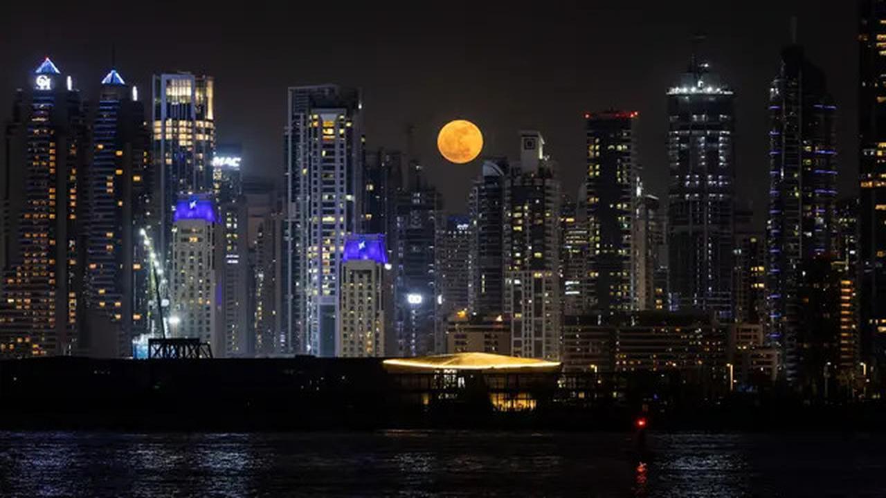 Potret Penampakan Fenomena Strawberry Moon di Sejumlah Negara