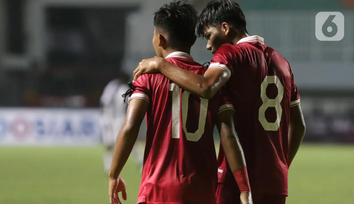 Pemain Timnas U-17 Indonesia, M Nabil Asyura (kiri) bersama Arkhan Kaka Putra mengenakan pita hitam tanda duka saat menghadapi Uni Emirat Arab pada laga Kualifikasi Grup C Piala Asia U-17 2023 di Stadion Pakansari, Kab. Bogor, Jawa Barat, Rabu (5/10/2022). Laga kedua tim berlangsung sengit dan berakhir untuk keunggulan Timnas U-17 Indonesia dengan skor 3-2. (Liputan6.com/Helmi Fithriansyah)